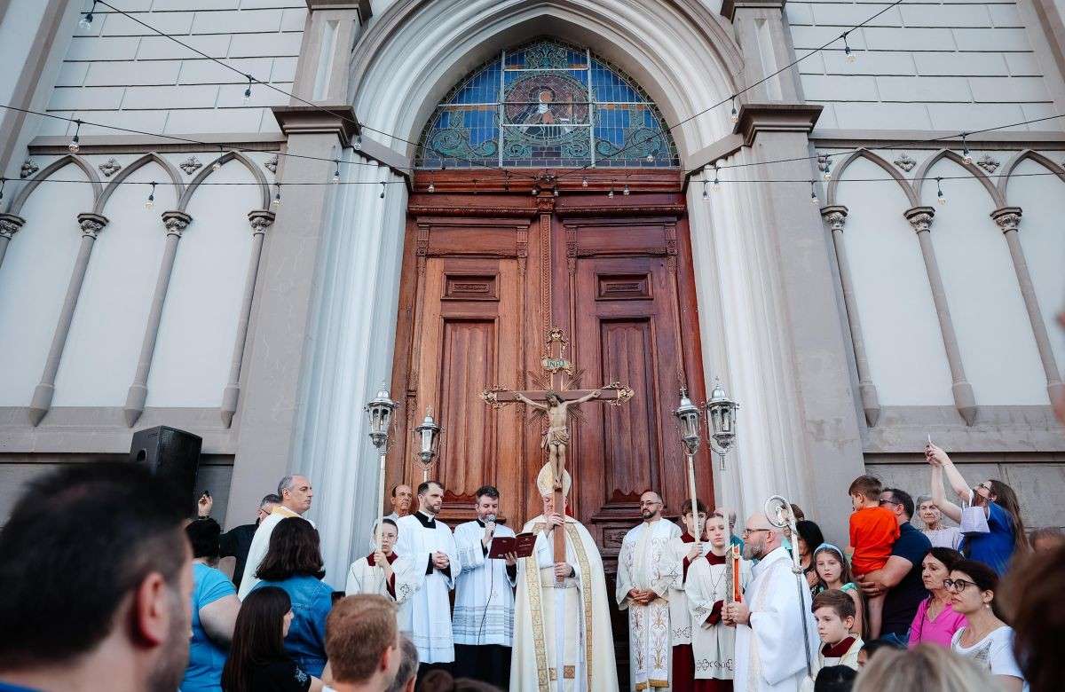 Foto de capa da notícia Mais de 1,5 mil pessoas participam da abertura do Jubileu 2025 na Diocese de Caxias do Sul